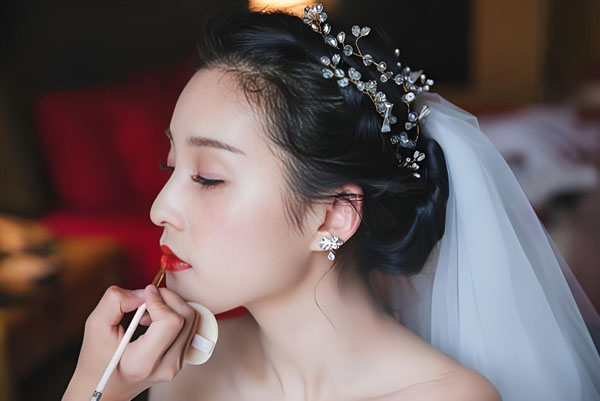 武汉新娘跟妆师|武汉Dear Deer婚纱造型馆